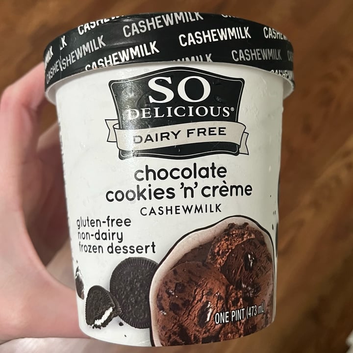 photo of So Delicious Dairy Free Chocolate Cookies N' Cream Cashewmilk Frozen Dessert shared by @emmamolteni on  30 Apr 2024 - review