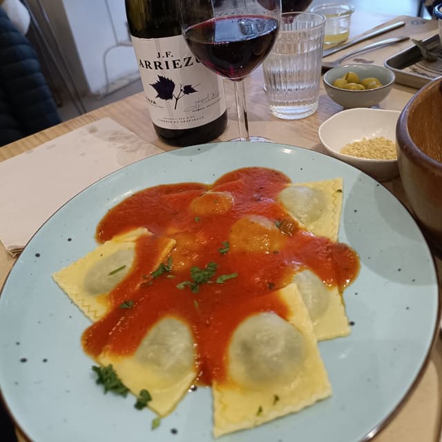Photo of the dish “Raviolis de espinaca con salsa de tomate”