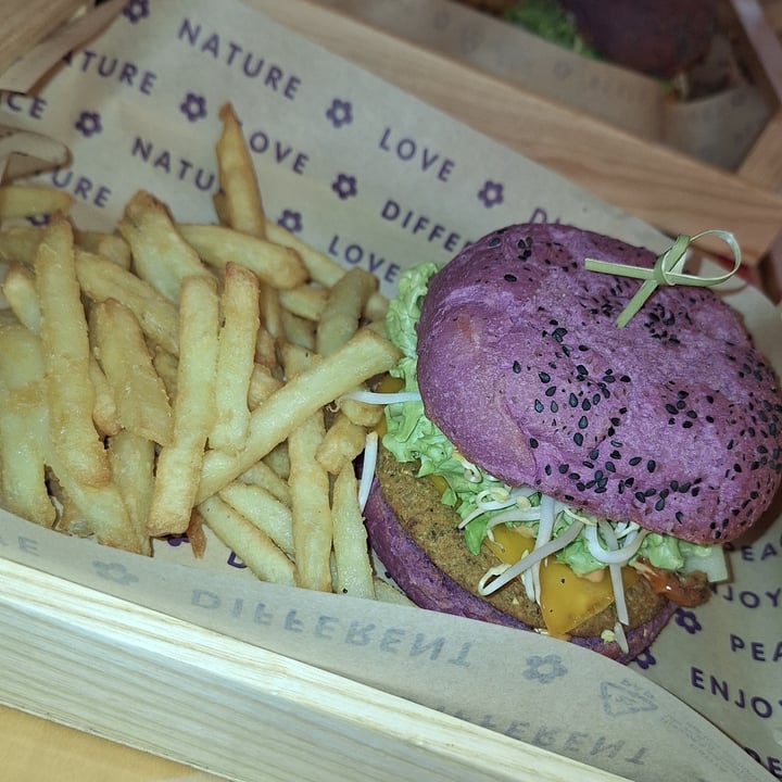 photo of Flower Burger Cherry Bomb shared by @rosannad93 on  11 Dec 2024 - review