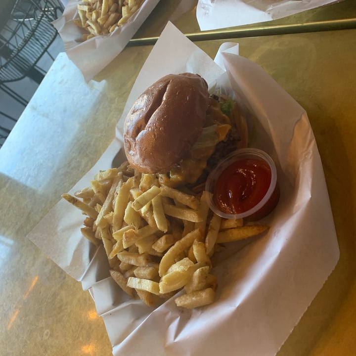 photo of Modern Times Far West Lounge deluxe burger shared by @unejanie on  20 Nov 2023 - review