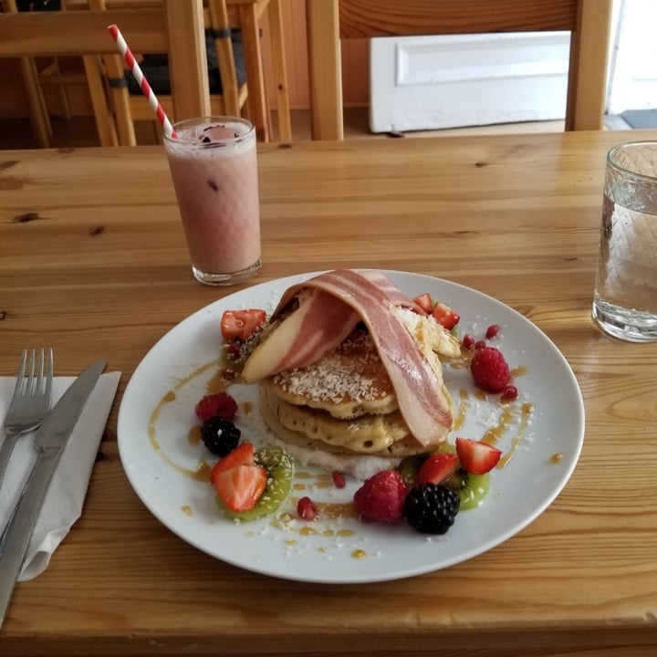 photo of The Sly Fox Pancakes with vegan bacon shared by @cw50 on  09 Jul 2024 - review