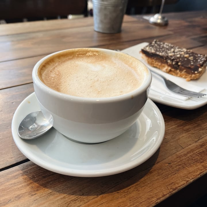 photo of Cafeteria - Melbourne Café en Valparaíso Café Latte con NotMilk shared by @franciscasotz on  28 Aug 2023 - review