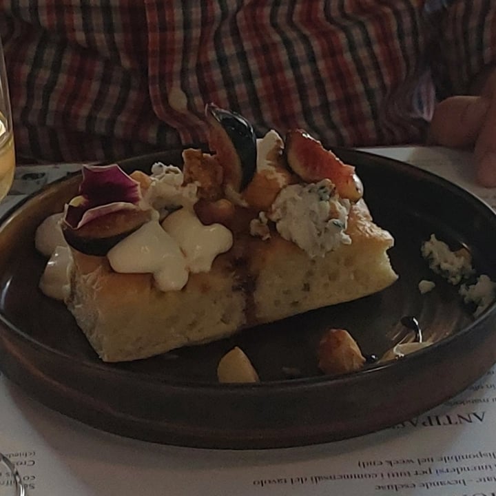 photo of Romeow Cat Bistrot Focaccia a lievitazione naturale shared by @piovonofalafel on  27 Nov 2023 - review