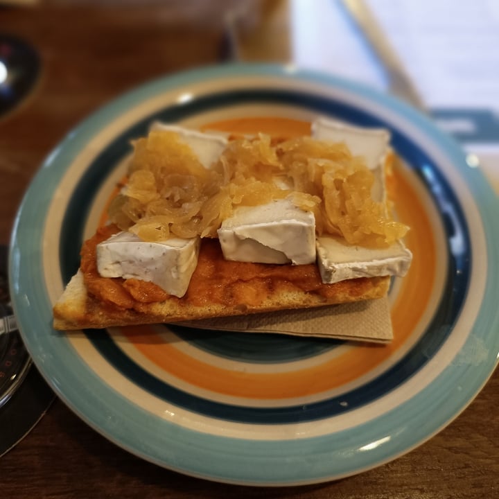 photo of Ginger & Seltz - Flexibodega - Tapas, Vermut & Vinos Vegan Sobrasada Toast With Camembert shared by @lauretalaulau on  18 Dec 2023 - review