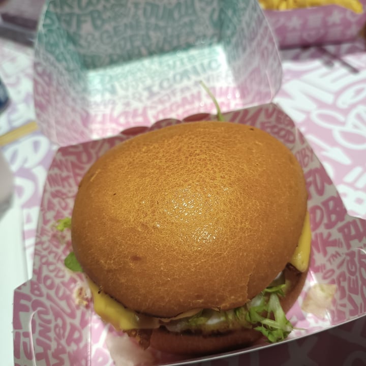 photo of Vegan Junk Food Bar hamburguesa de tiras de carne vegetal rebozada shared by @eli-trujillo on  30 Nov 2023 - review