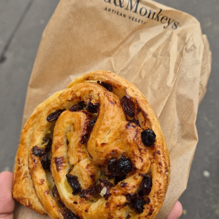 photo of Land&Monkeys Roquette Pain aux raisins shared by @anirudhguillaume on  11 Apr 2024 - review