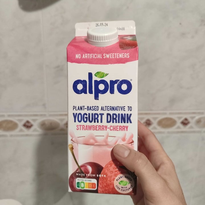 photo of Alpro plant-based alternative to yogurt drink strawberry-cherry shared by @lasonrisadeltrece on  18 Sep 2024 - review