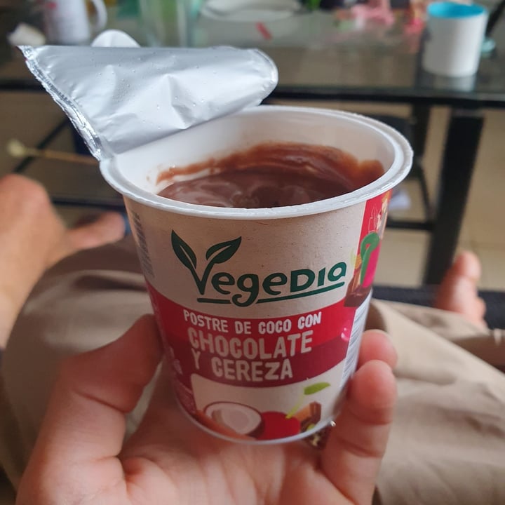 photo of Vegedia Postre De Coco Con Chocolate Y Cereza shared by @candelaveg14 on  06 Sep 2024 - review