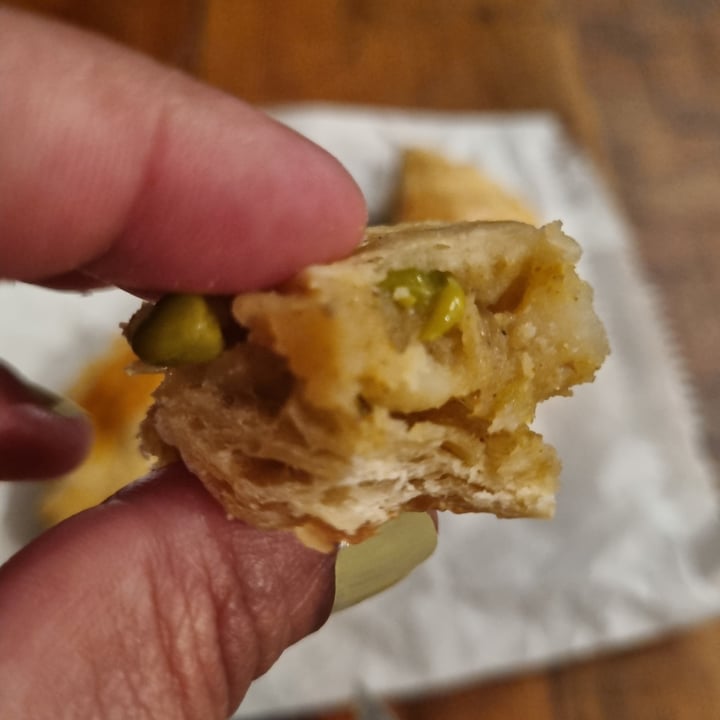 photo of Blue Kiwi Curry potato & pea pie shared by @carmz on  06 Oct 2023 - review