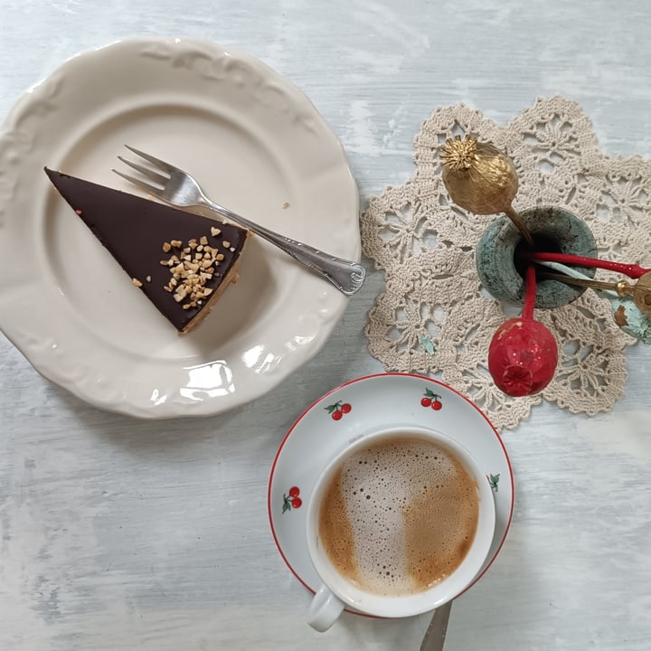 photo of CsÍZműhely Snickers cake shared by @flowvegan on  12 Jun 2024 - review