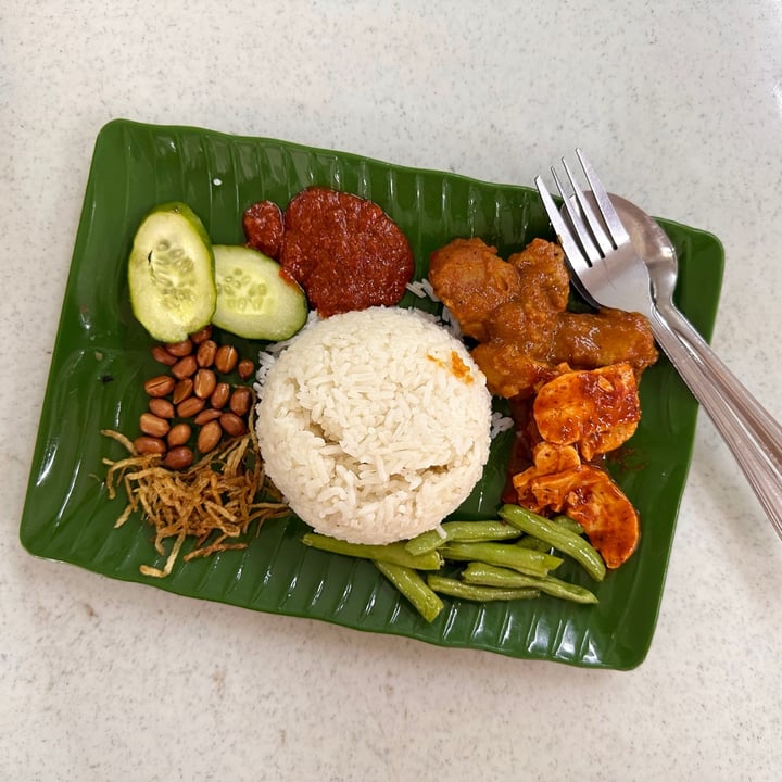 photo of Blue Boy Vegetarian Food Centre Vegetarian Nasi Lemak shared by @dafnelately on  19 Sep 2023 - review