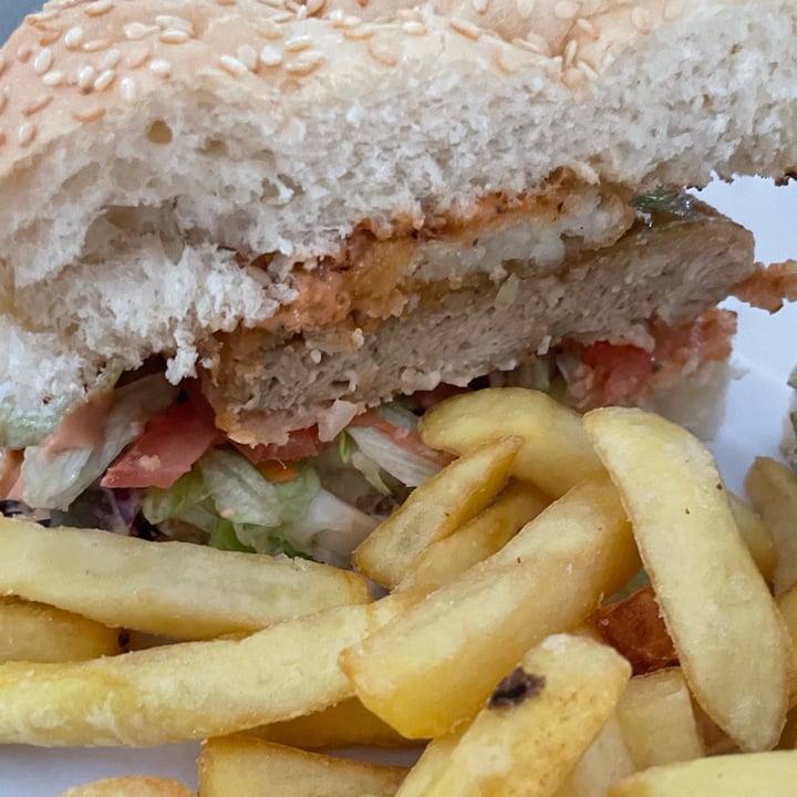 photo of Lekker Vegan Fourways Crispy Burger shared by @cdg2399 on  23 Oct 2023 - review