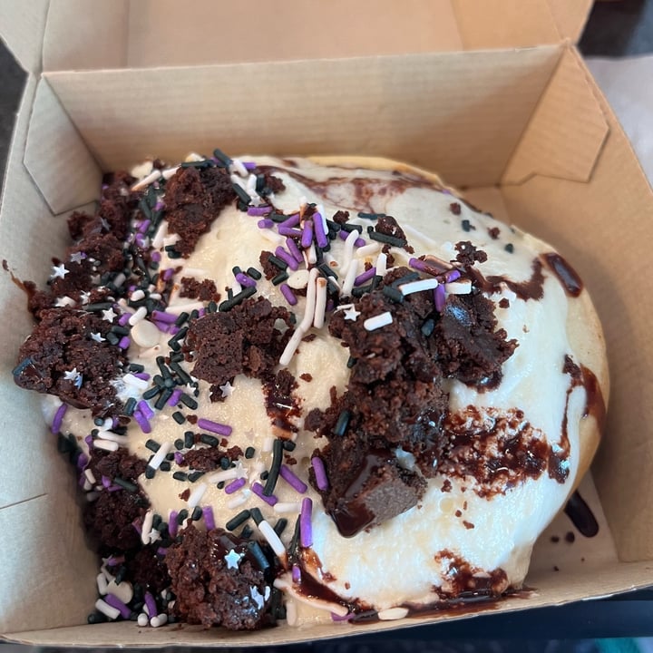 photo of Cinnaholic Birthday Party Cinnamon roll shared by @determinedgoose on  22 Jan 2024 - review