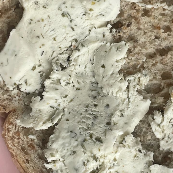 photo of The Laughing Cow Plant-Based Spreadable Cheese Alternative GARLIC & HERB shared by @andreapajuelom on  17 Oct 2024 - review