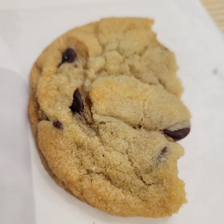 photo of LEAVES HOUSE (McGill) Chocolate Chip Cookie shared by @artemysiafrxvx on  27 Nov 2024 - review