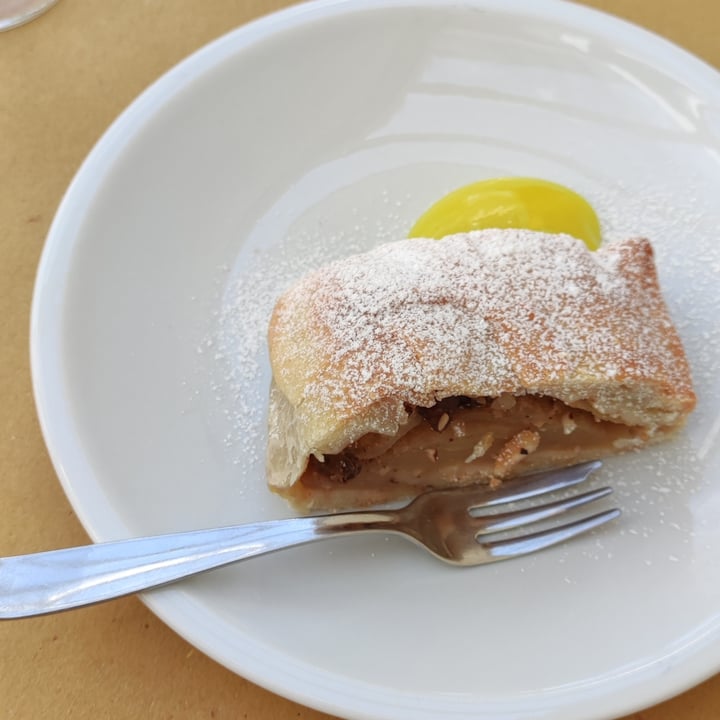 photo of Teresa Of Strawberries strudel shared by @viveregreenn on  25 Apr 2024 - review