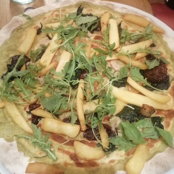 photo of Cagiada Milano Laghetto Pizza crema di Zucchine, Formaggio Di Anacardi, Germogli Di Rapa Rossa E Ricotta Vegetale shared by @fabio12 on  07 Oct 2023 - review