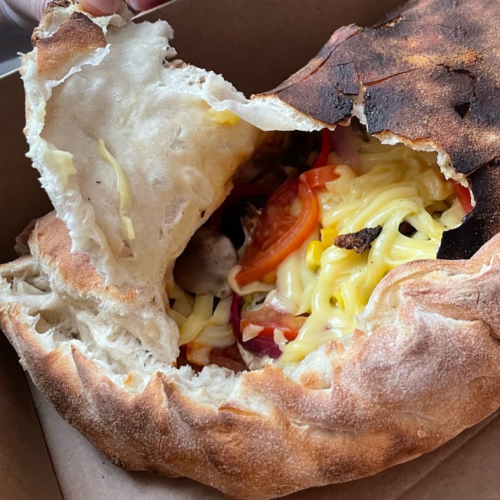 photo of Pizza Giovanni Καλτσόνε Νηστίσιμο (Vegan Calzone) shared by @argiroulios on  04 May 2024 - review