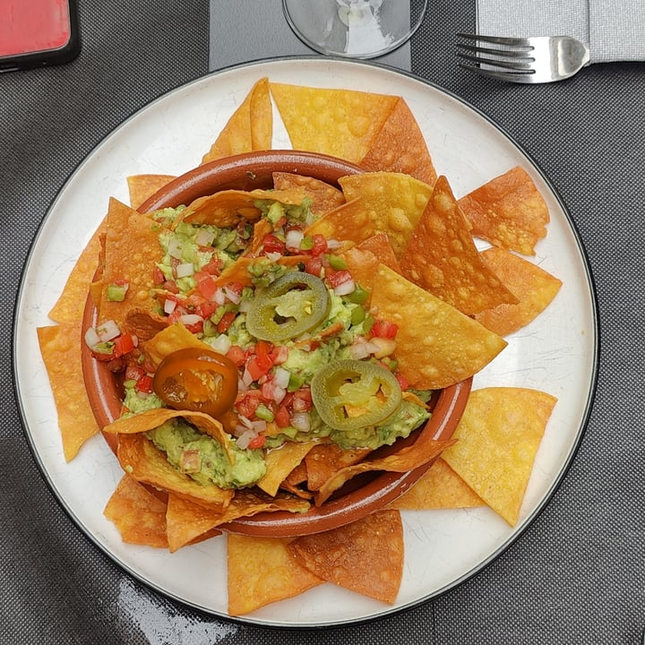 photo of Belú Kafé guacamole con nachos shared by @joxi on  31 Jul 2025 - review