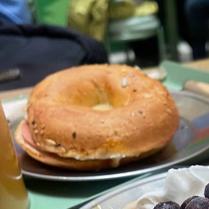 photo of Bioma Plant Based Café Belgrano Bagel de jamón y queso shared by @inespressable on  26 Sep 2023 - review