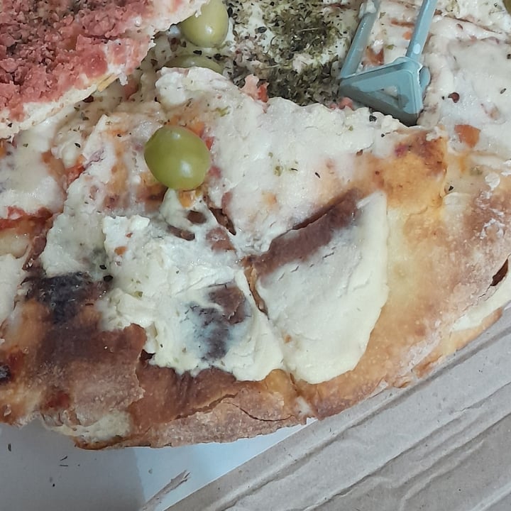 photo of Pizzeria El Golpe Pizza Fugazetta shared by @marleneriolo on  12 Oct 2023 - review