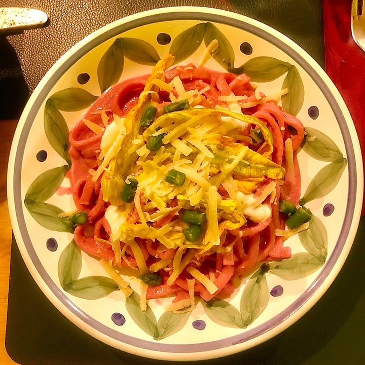 photo of Tabulè fettuccia alla barbabietola, punte di asparagi, fiori e fonduta di Parmigiano vegetale shared by @luana92 on  27 Sep 2023 - review