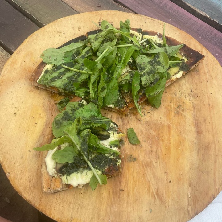 photo of Raíces Verdes pizza con hongos pesto y rucula shared by @vikrossi on  28 Feb 2024 - review