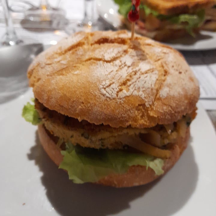 photo of Cafetería Colón Hamburguesa vegana shared by @oihana on  07 Sep 2023 - review