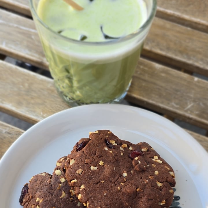 photo of Orient Café Budapest vegan strawberry matcha latte with vegan cookie shared by @hungry_rabbit on  20 Jun 2025 - review