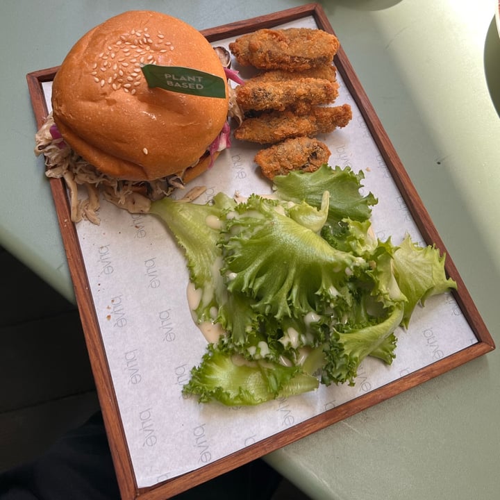 photo of Privé Somerset Teriyaki Pulled Mushroom Burger shared by @skootykoots on  14 Feb 2024 - review