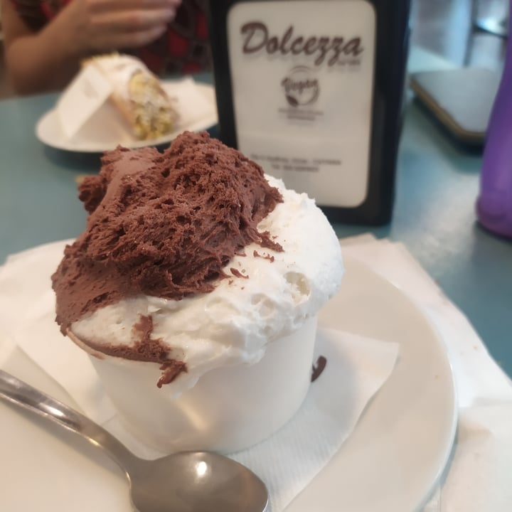 photo of Bar Dolcezza di Cuscunà Temistocle coppetta cuore di panna e cioccolato Vegan shared by @fraveganita on  02 Oct 2025 - review