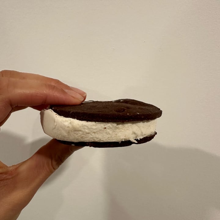photo of Snö Cookies & Cream Frozen Dessert Sandwiches shared by @nanepessoa on  01 Apr 2024 - review