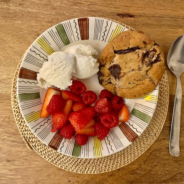 photo of Marks and Spencer Plant Kitchen 5 vegan choc chunk cookies shared by @sianski on  05 May 2024 - review