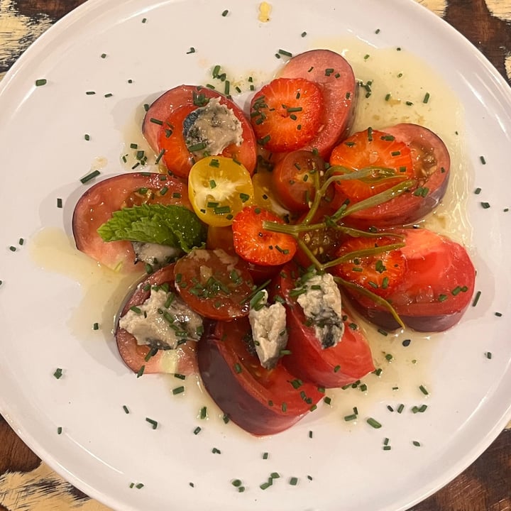 photo of La Mujer de Verde - Restaurante vegano y vegetariano Mezze Platter shared by @theveggienotebook on  31 Jul 2025 - review