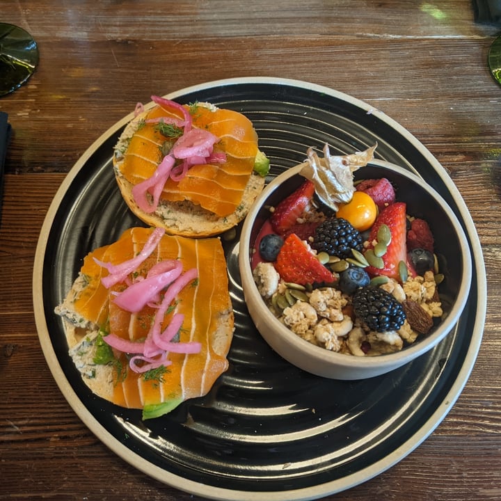 photo of Don Vegan Restaurant - 100% Vegan et Vegetarian - Wine Bar Cocktails Vegan Salmon On Cream Cheese And Yougurt With Fruit shared by @teofanaiacob on  12 Jul 2024 - review
