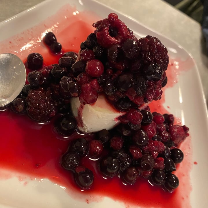 photo of Botanica Lab Cucina Cheesecake Vaniglia E Frutti Rossi shared by @riminivegan on  01 May 2024 - review