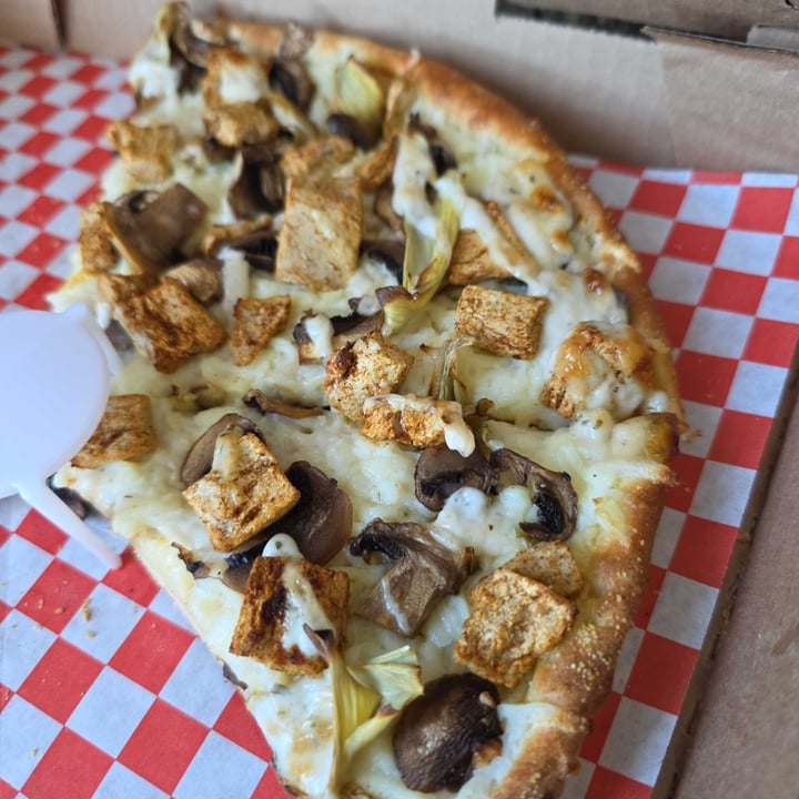 photo of Pizza Twist Plant Based Chicken Delight Pizza shared by @vegandonut on  05 Jul 2025 - review