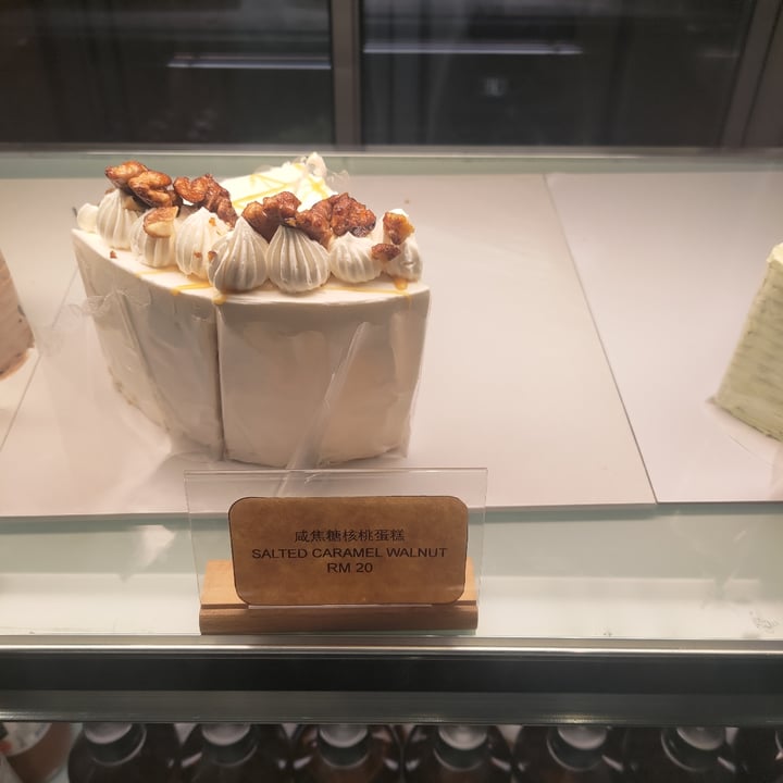 photo of Brown Poodle Cafe Salted Caramel Walnut Cake shared by @stevenneoh on  15 Oct 2023 - review