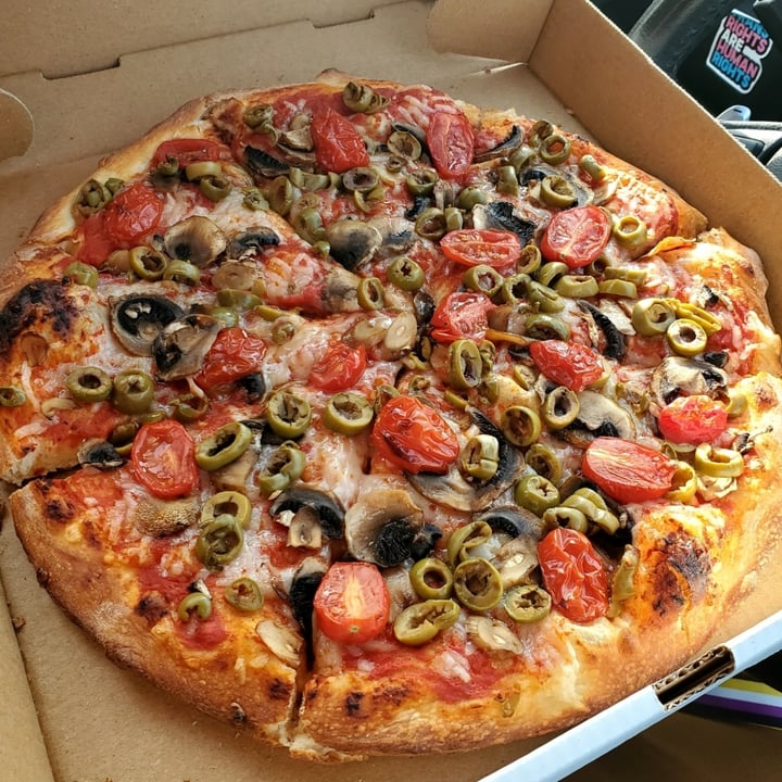 photo of Maestro's Gourmet Pizza Olivia - veganised shared by @whatacuriousnotion on  07 May 2024 - review