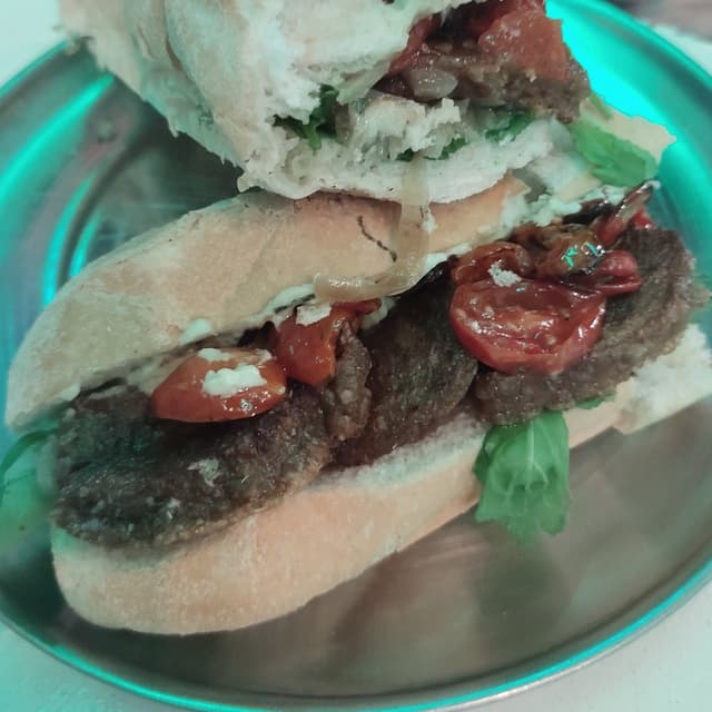 Photo of the dish “sándwich de lomito de seitán”