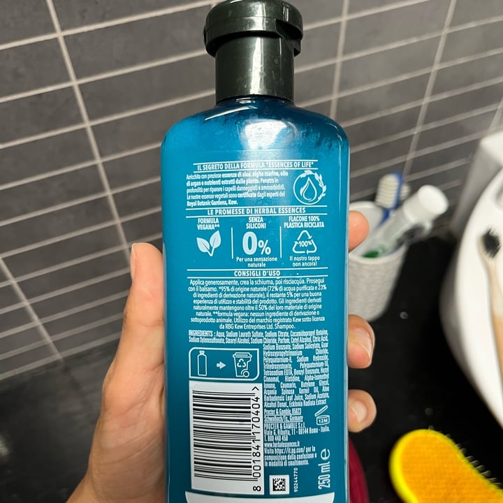 photo of Herbal Essences Herbal Essences - shampoo argan marocco oil shared by @emandenvs on  16 Oct 2023 - review