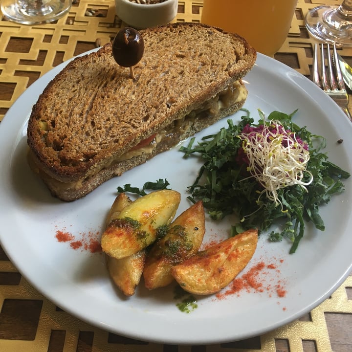 photo of Restaurante Buddhi Sandwich de vegetales shared by @brenlg on  25 Sep 2023 - review