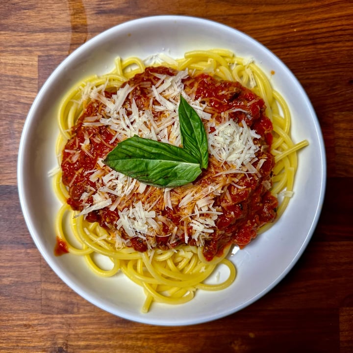 photo of famiglia favuzzi tomato and basil sauce shared by @xdarrenx on  07 May 2025 - review