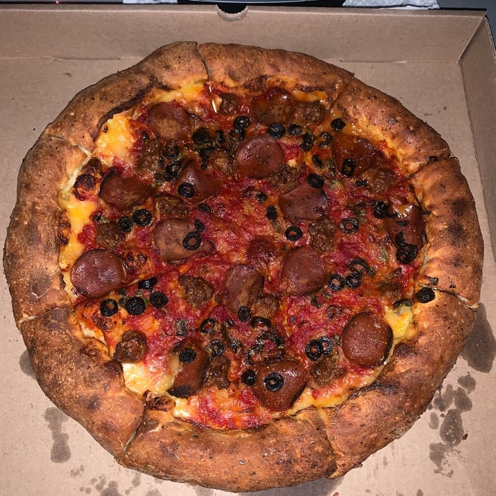 photo of Meek's Vegan Pizza Sausage, pepperoni and basil shared by @atwilley on  09 Nov 2023 - review