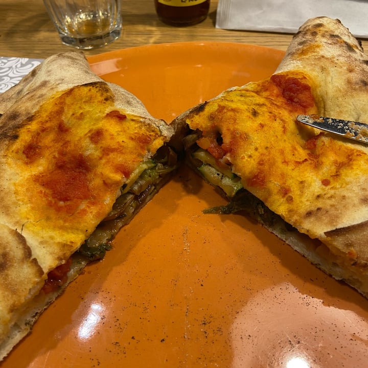 photo of Stellantis &You Torino Mirafiori Bistrot by Gerla - PIZZERIA - RISTORANTE - CAFFETTERIA calzone vegetariano shared by @aledece on  17 Apr 2024 - review