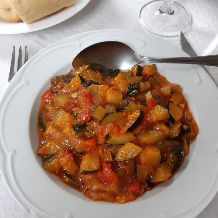 photo of Restaurante El Cruce Menú Pisto de verduras y morcilla vegana con patatas shared by @helhie on  06 Sep 2024 - review