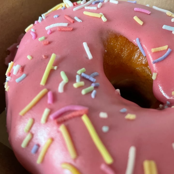 photo of The Green Edge Strawberry Sprinkle Donut shared by @veganpr on  15 Nov 2023 - review