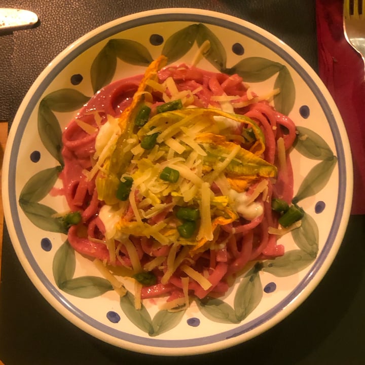 photo of Tabulè fettuccia alla barbabietola, punte di asparagi, fiori e fonduta di Parmigiano vegetale shared by @luana92 on  27 Sep 2023 - review