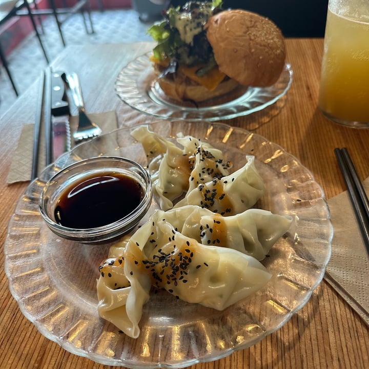 photo of LA CAMELIA VEGAN BAR Gyozas de verduras shared by @dudanedeff on  06 Nov 2023 - review