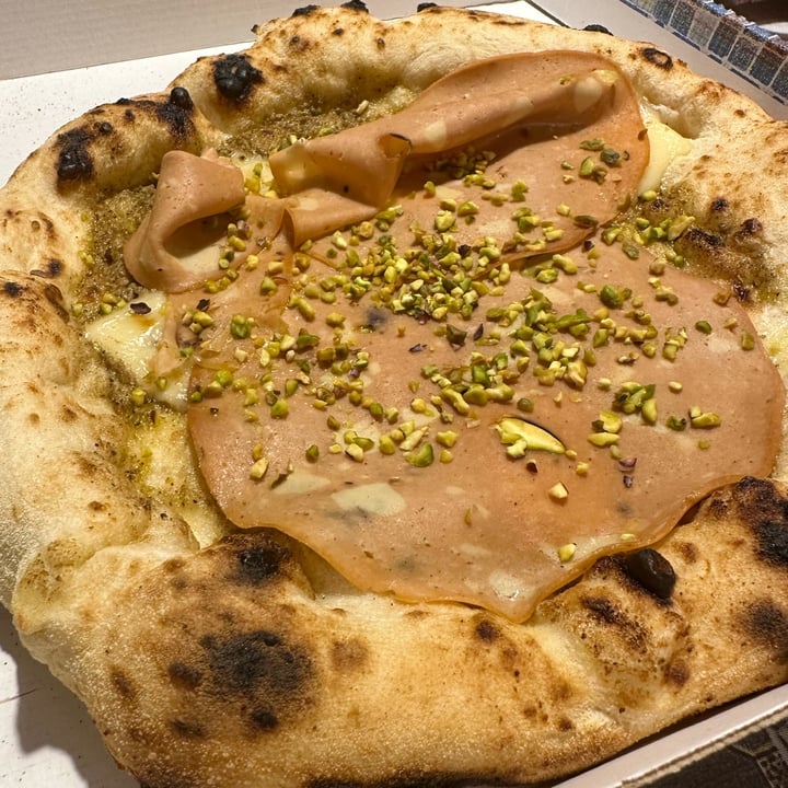 photo of Pizzeria Assaje Pistacchio e mortadella vegana shared by @geomosca on  17 Sep 2023 - review